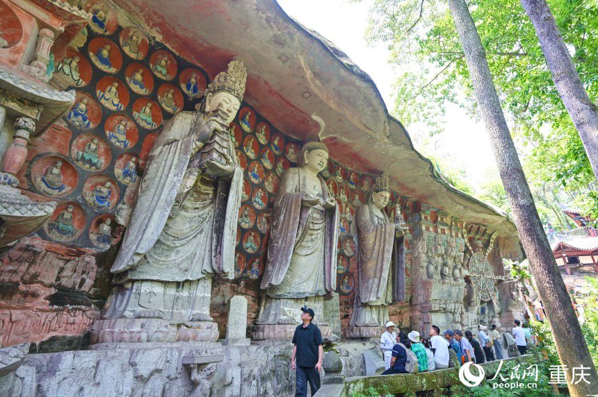 관광객들이 바오딩산석굴 관광지에서 관광을 즐기고 있다.