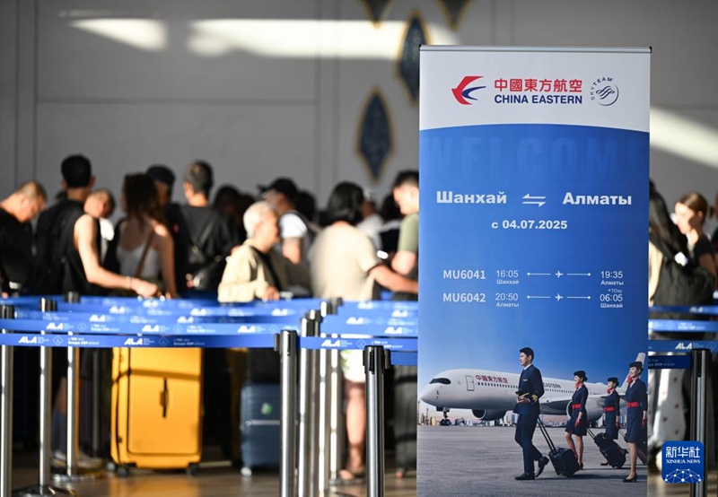 카자흐스탄 알마티 국제공항에 전시된 중국 동방항공 상하이-알마티 직항 노선 홍보 포스터 [7월 4일 촬영/사진 출처: 신화사]