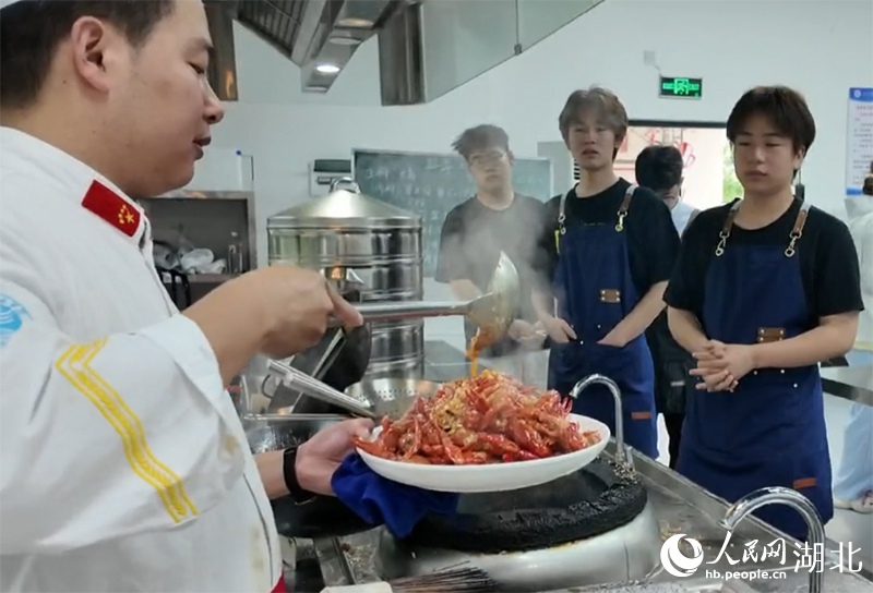 학생들이 요리 기술을 집중해서 배우고 있다.