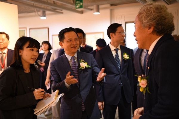 다이빙 주한 중국대사(왼쪽 두 번째)가 전시장에서 귀빈들과 이야기를 나눈다.