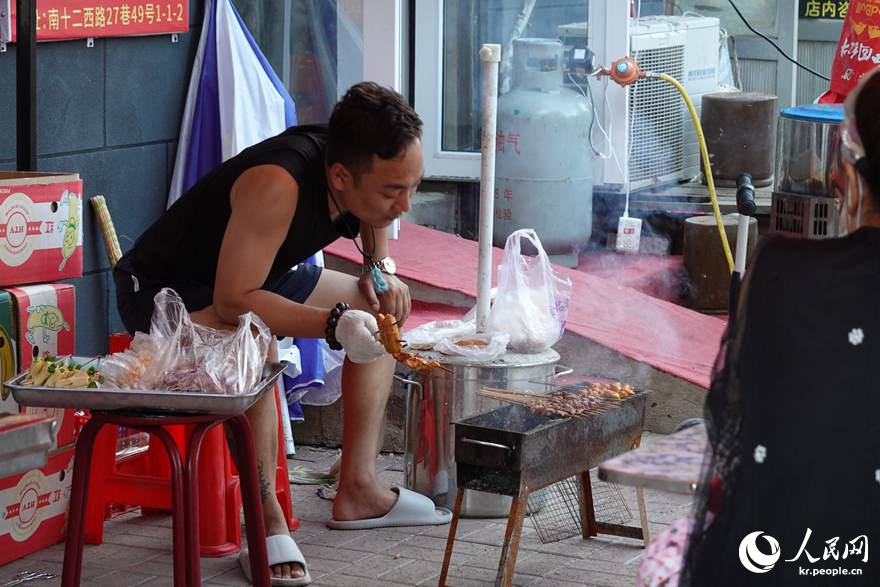 톄시구 공장직원 전용 아파트 단지 내에 위치한 꼬치구이 가게는 사람 냄새가 물씬 나는 정겨운 곳이다. [사진 출처: 인민망]