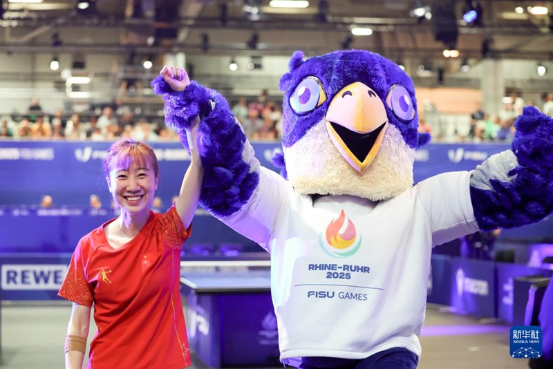 자오상 중국 선수가 대회 마스코트와 함께 승리를 축하하고 있다. [7월 24일 촬영/사진 출처: 신화사]