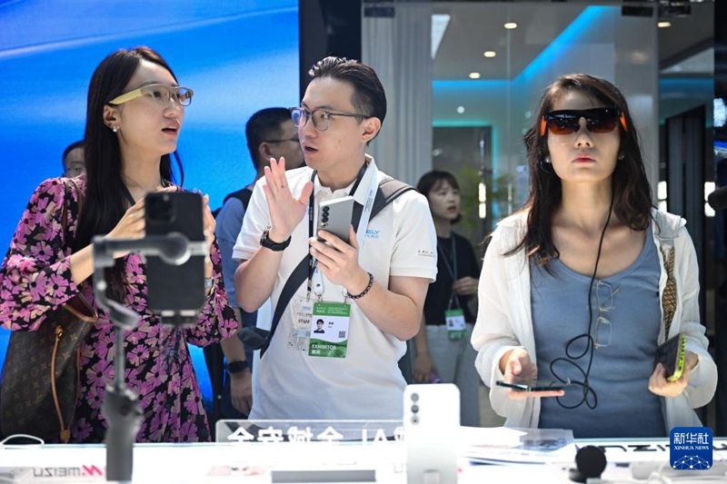 메이쭈(魅族·Meizu) 직원(가운데)이 관람객들에게 AR 스마트 안경을 소개하고 있다. [7월 26일 촬영/사진 출처: 신화사]