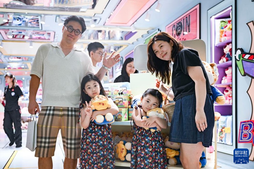 상하이시 난징루 보행자 거리에 위치한 아트토이 가게에서 한국 관광객들이 쇼핑을 즐기고 있다. [7월 17일 촬영/사진 출처: 신화사]