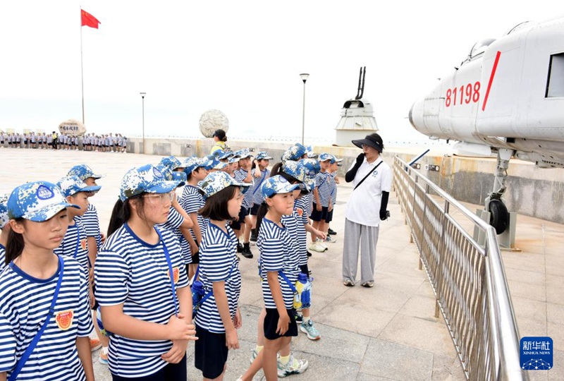 견학단 참가자들이 칭다오 해양군사전시관을 참관한다. [7월 30일 촬영/사진 출처: 신화사]