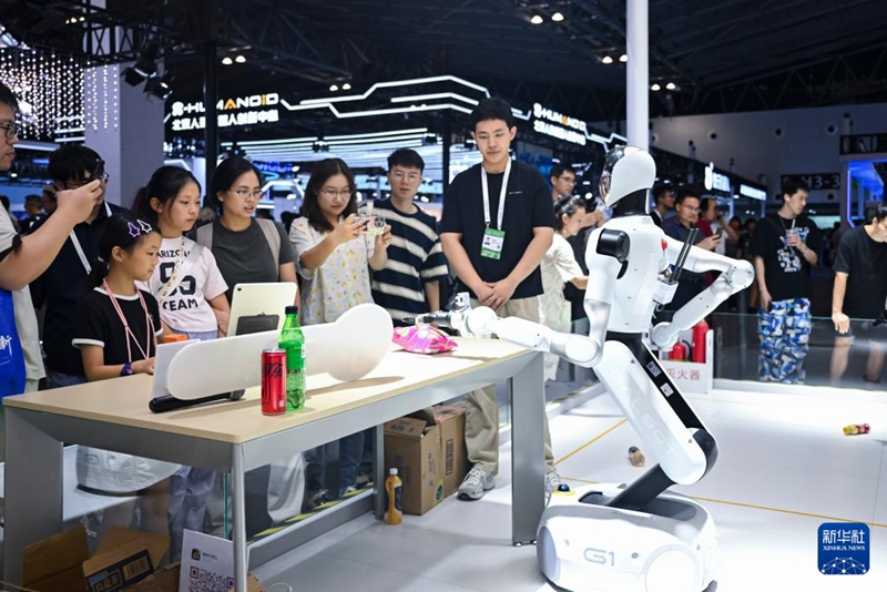 7월 29일, 관람객들이 소매, 산업 등 다양한 시나리오에서 활용 가능한 한 로봇을 관찰하고 있다.