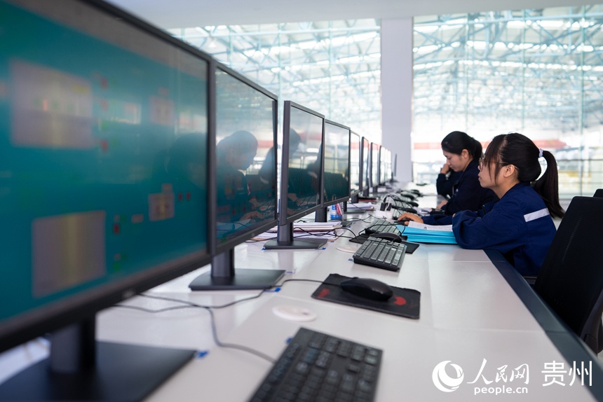 폐수 처리장에서 근무하는 직원들