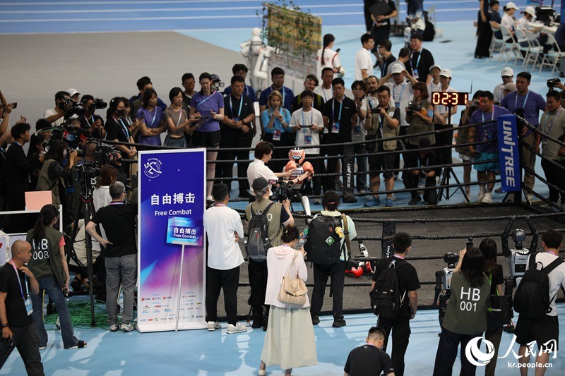 로봇 선수들이 자유격투 경기 중이다. 