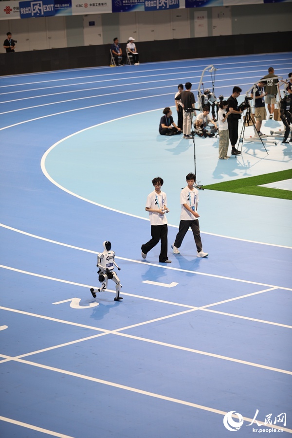 로봇 달리기 경주 장면