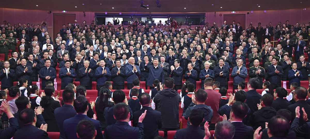 시진핑 주석, 시짱자치구 성립 60주년 경축 문예 공연 ‘설역환가’ 관람