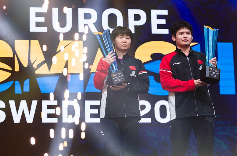 콰이만(좌) 선수와 린스둥 선수가 홉합 복식 시상식 무대에 올라 있다. [사진 출처: WTT 공식 홈페이지]