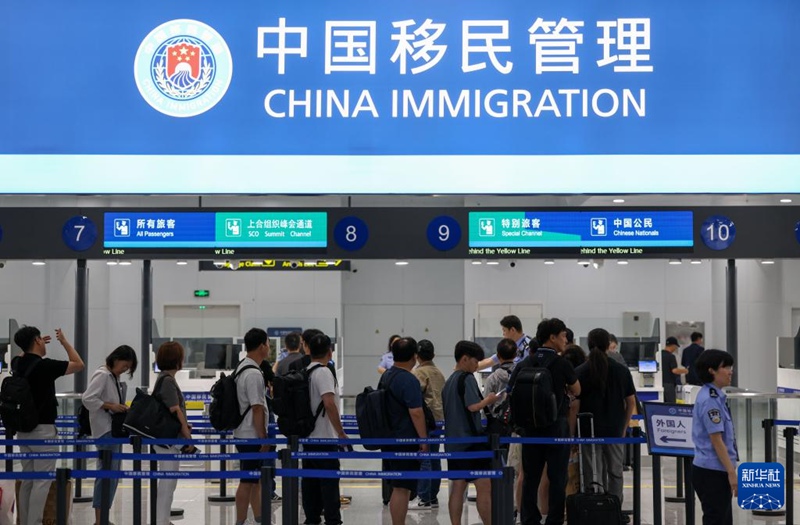 톈진 빈하이 국제공항 T1 터미널에서 관광객들이 입국 심사를 기다리며 줄을 서 있다. [8월 27일 촬영/사진 출처: 신화사]