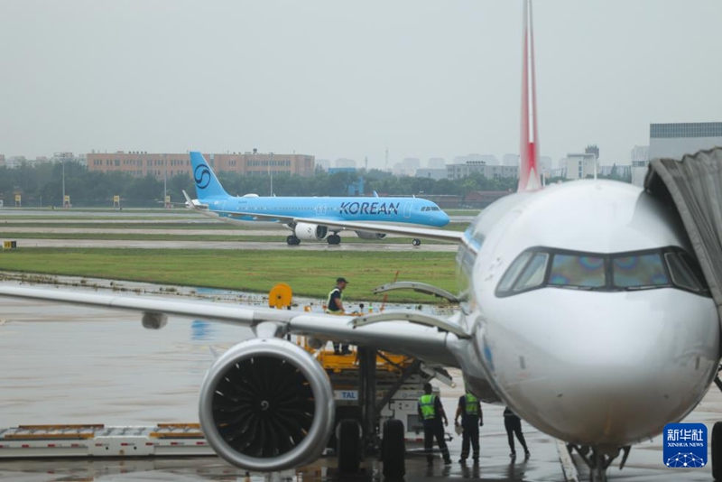 국제선 항공기 두 대가 톈진 빈하이 국제공항 T1 터미널에 도착한다. [8월 27일 촬영/사진 출처: 신화사]