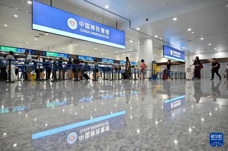 톈진 빈하이 국제공항 T1 터미널에서 관광객들이 입국 심사를 받기 위해 줄을 선다. [8월 27일 촬영/사진 출처: 신화사]