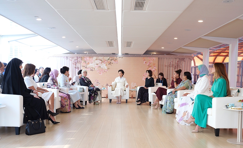 펑리위안 여사와 귀빈들이 유람선을 타고 톈진의 역사와 발전에 대한 소개를 듣고 있다.