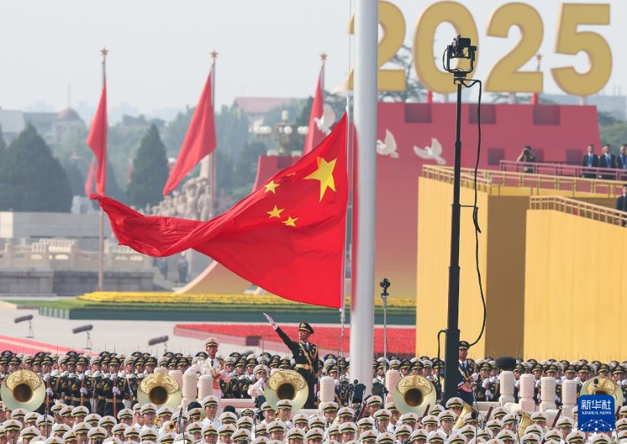 톈안먼 광장에서 성대한 국기 게양식이 열리고 있다. [9월 3일 촬영/사진 출처: 신화사]