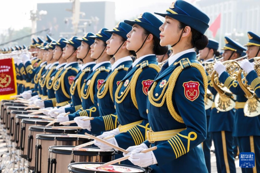 중국인민해방군 연합 군악단이 연주하고 있다. [9월 3일 촬영/사진 출처: 신화사]
