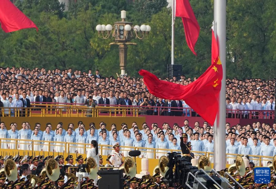 톈안먼 광장에서 성대한 국기 게양식이 진행되고 있다. [9월 3일 촬영/사진 출처: 신화사]