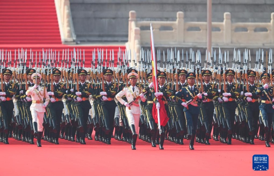 국기호위대 장병들이 오성홍기를 호위하며 인민영웅기념비에서 광장 북측의 게양 구역까지 행진하고 있다. [9월 3일 촬영/사진 출처: 신화사]