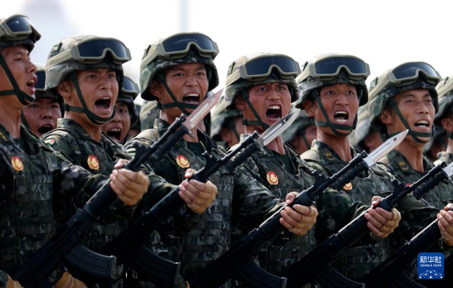 무장경찰부대가 사열을 받고 있다. [9월 3일 촬영/사진 출처: 신화사]