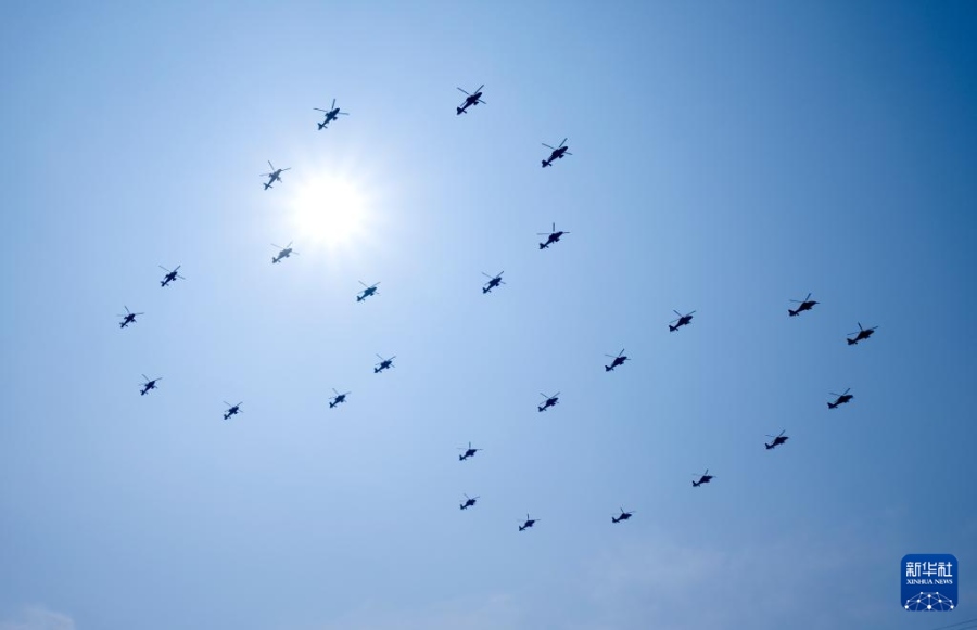 공중깃발호위 편대가 톈안먼 광장을 지나가고 있다. [9월 3일 촬영/사진 출처: 신화사]