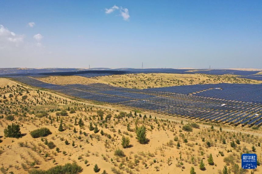 쿠부치사막에 위치한 멍시 기지 쿠부치 200만㎾ 태양광 사막 관리 프로젝트 구역 [9월 3일 드론 촬영/사진 출처: 신화사]