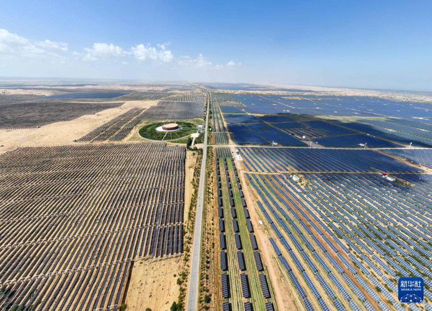 쿠부치사막에 위치한 멍시(蒙西) 기지 쿠부치 200만㎾ 태양광 사막 관리 프로젝트 구역 [9월 3일 드론 촬영/사진 출처: 신화사]