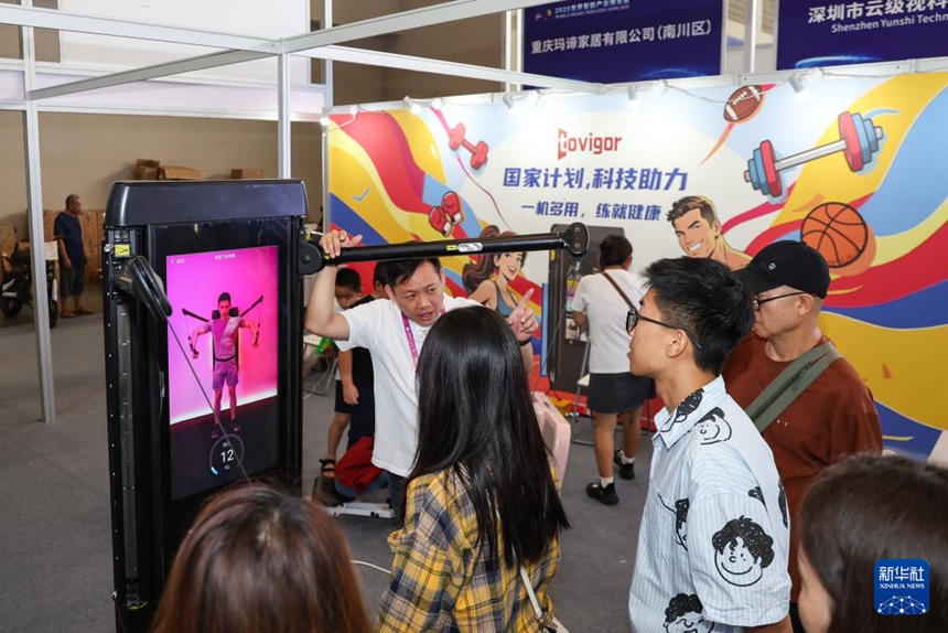 박람회 현장에서 관람객들이 스마트 웨이트 트레이닝 장비를 알아보고 있다. [9월 7일 촬영/사진 출처: 신화사]