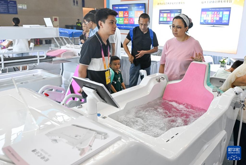 관람객이 노인용 목욕 보조 장비를 살펴보고 있다. [9월 7일 촬영/사진 출처: 신화사]