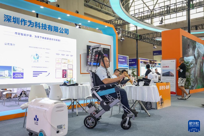 직원이 스마트 보행 로봇을 시연하고 있다. [9월 5일 촬영/사진 출처: 신화사]