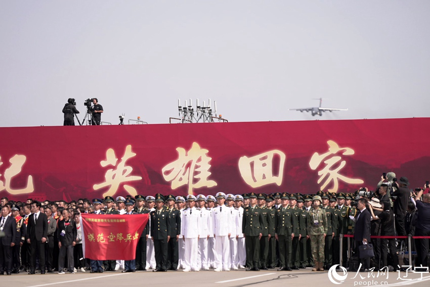 공군 공수부대 ‘황지광(黃繼光) 영웅 중대’ 장병들이 선양시 타오셴국제공항에서 열린 열사 귀환 환영식에 참석하고 있다. [사진 출처: 인민망]