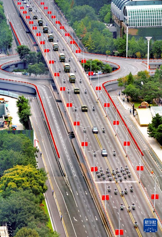 열사 유해를 수송하는 차량이 선양시 칭녠다제(靑年大街)를 지나고 있다. [사진 촬영: 리하오(李浩)]