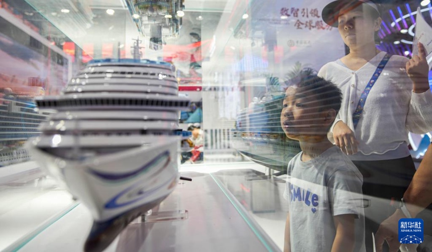 어린이가 주제전시장 중국은행 부스 앞에서 모형 크루즈선을 구경한다. [9월 14일 촬영/사진 출처: 신화사]