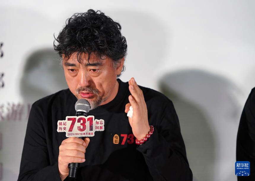자오린산 감독이 영화 ‘731’ 월드 프리미어 상영을 마친 후 관객들과 대화하고 있다. [9월 17일 촬영/사진 출처: 신화사]