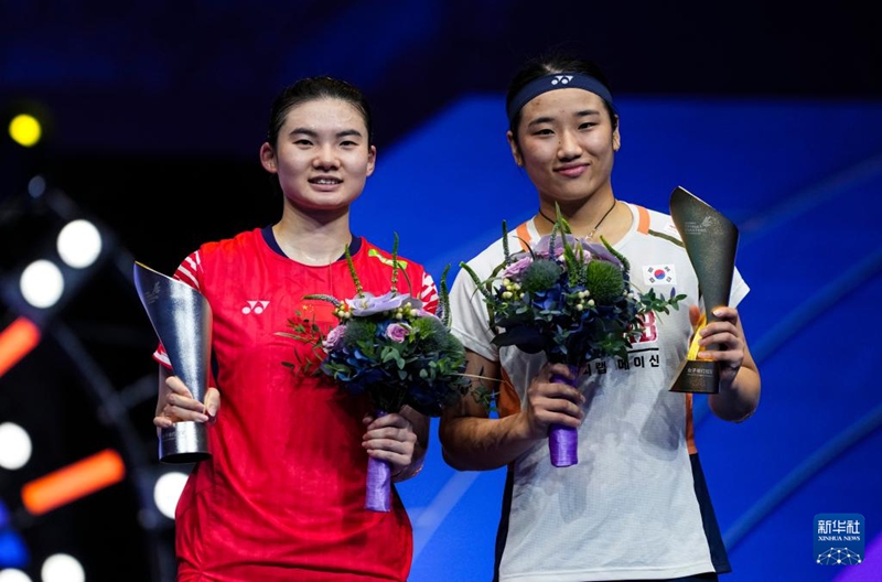 여자 단식 우승자 안세영(우)과 준우승자 한웨가 시상대에 함께 서 있다. [9월 21일 촬영/사진 출처: 신화사]