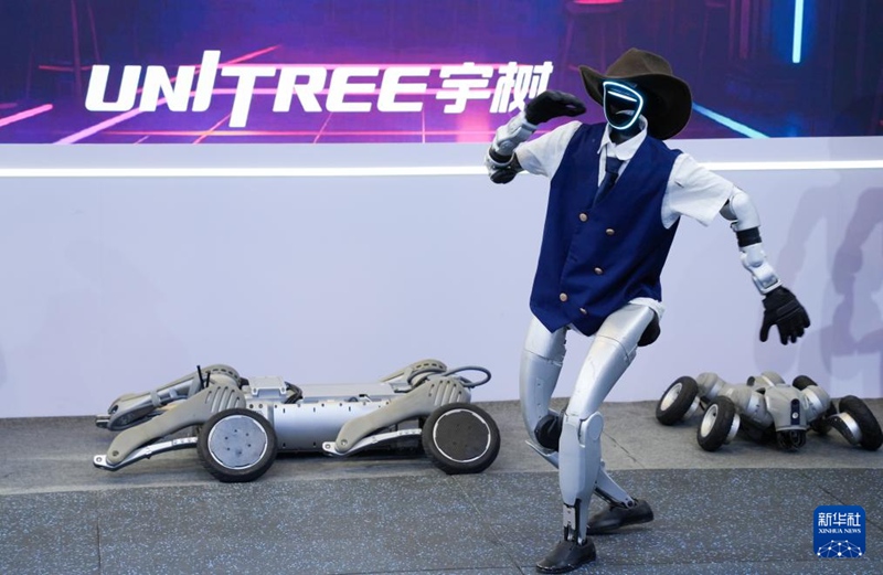 난닝국제컨벤션센터 AI 전시관에서 휴머노이드 로봇이 춤을 추고 있다. [9월 19일 촬영/사진 출처: 신화사]