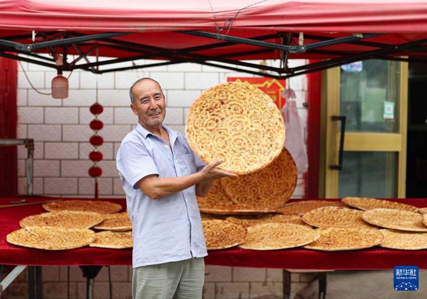 신장 쿠처시, 러시티 씨가 직접 만든 낭을 보여준다. [7월 21일 촬영/사진 출처: 신화사]