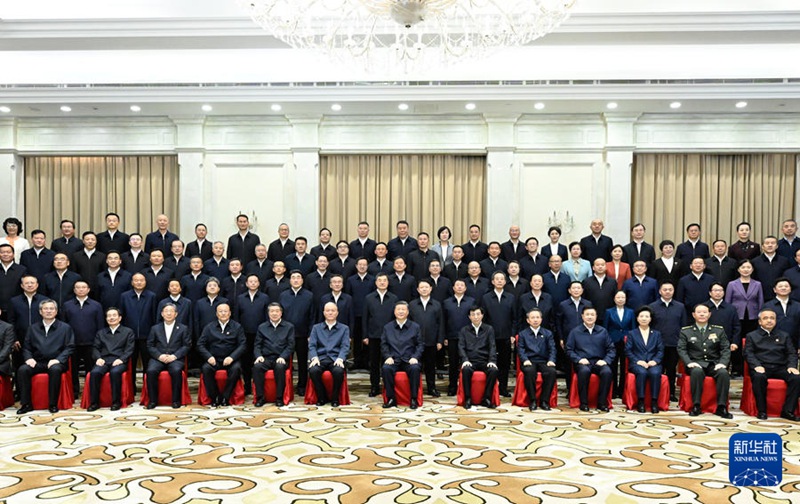 시진핑 중공중앙 총서기, 국가주석, 중앙군사위원회 주석이 23일 오후 우루무치에서 신장생산건설병단 지도부 및 관련 분야 지도자들을 접견하고 함께 기념 사진을 찍고 있다.