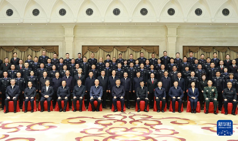 시진핑 중공중앙 총서기, 국가주석, 중앙군사위원회 주석이 23일 오후 우루무치에서 신장웨이우얼자치구 정법 간부∙경찰 대표들을 접견하고 함께 기념 사진을 찍고 있다.