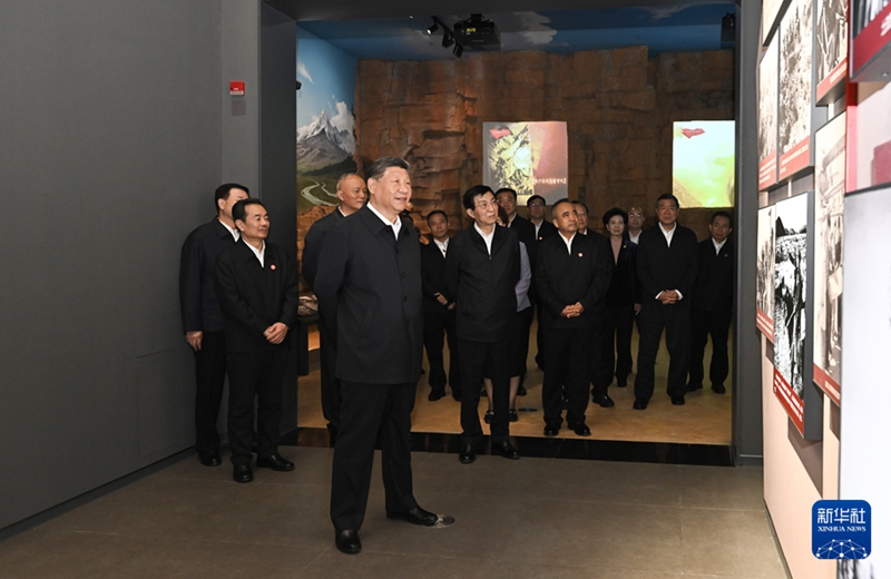 시진핑 중공중앙 총서기, 국가주석, 중앙군사위원회 주석이 24일 오전 우루무치 문화센터 전람관에서 신장위구르자치구 설립 70주년 테마 성과전을 참관하고 있다.