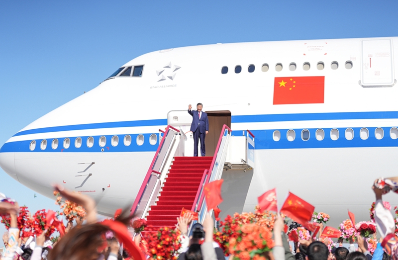 이날 시 주석이 우루무치시 톈산국제공항에서 환송 나온 각 민족 군중에게 손인사를 건네고 있다.
