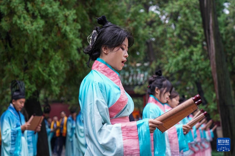 28일, 2025 을사년 공자 추모 대전에서 참례자들이 참례자들이 ‘논어(論語)’를 낭송하고 있다.