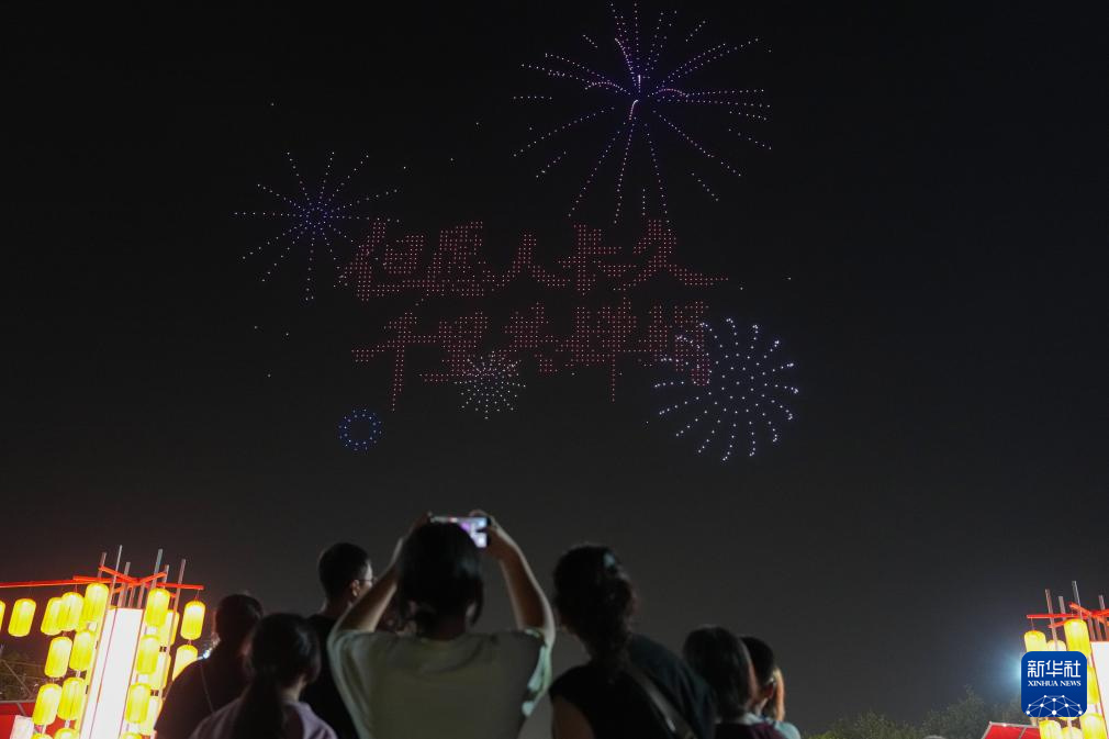 관광객들이 저장(浙江) 사오싱(紹興) 시가지광장에서 무인기 조명쇼를 구경하고 있다. [10월 1일 촬영/사진 출처: 신화사]