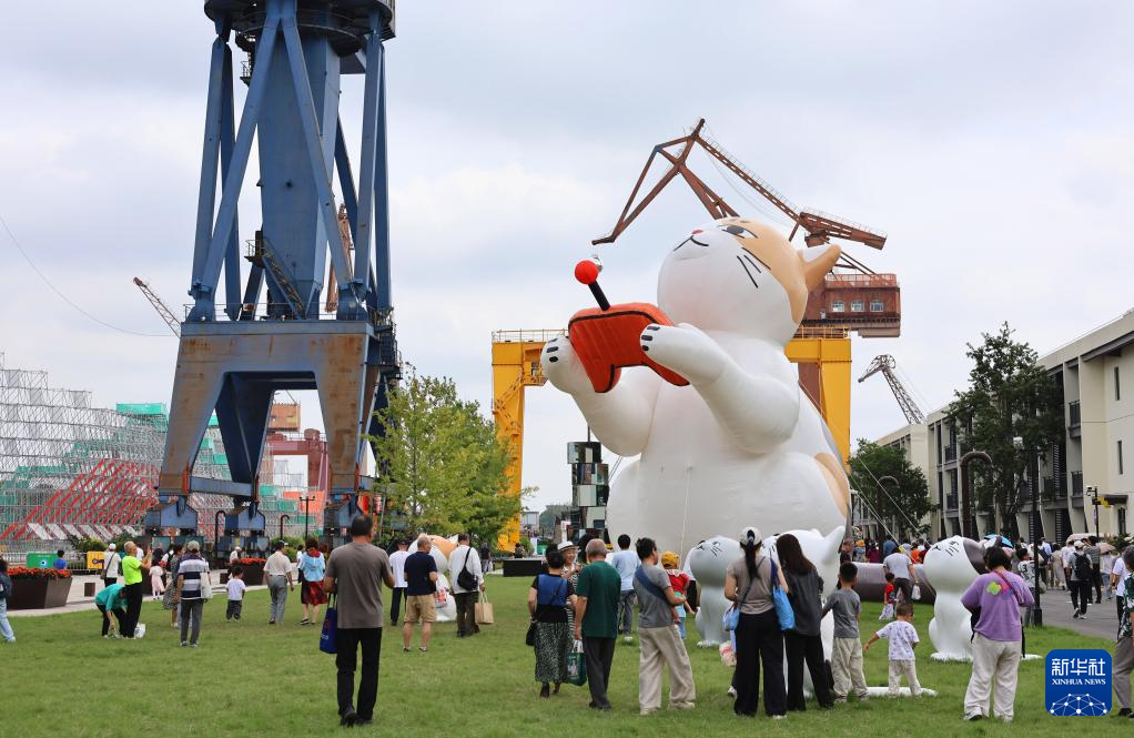 사람들이 상하이 촨타이(船台)공원을 구경하고 있다. [10월 2일 촬영/사진 출처: 신화사]