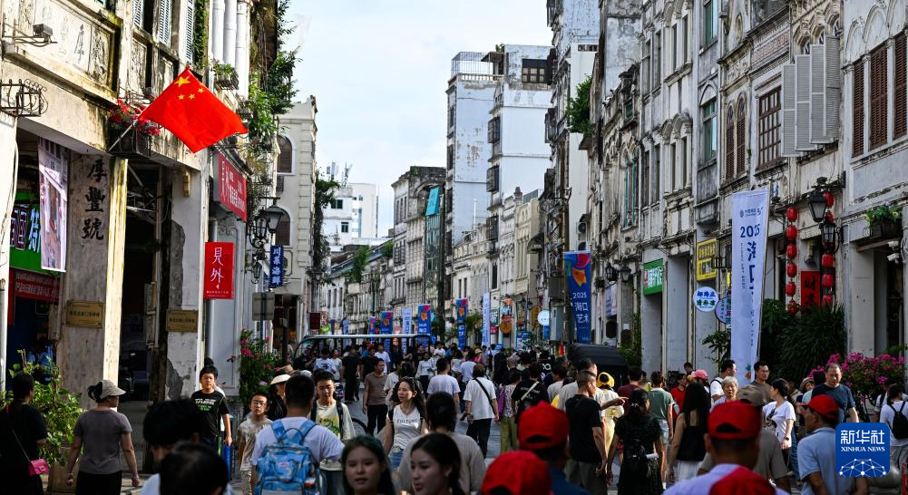 관광객들이 하이커우(海口) 치러우(騎樓) 옛거리를 구경하고 있다. [10월 1일 촬영/사진 출처: 신화사]