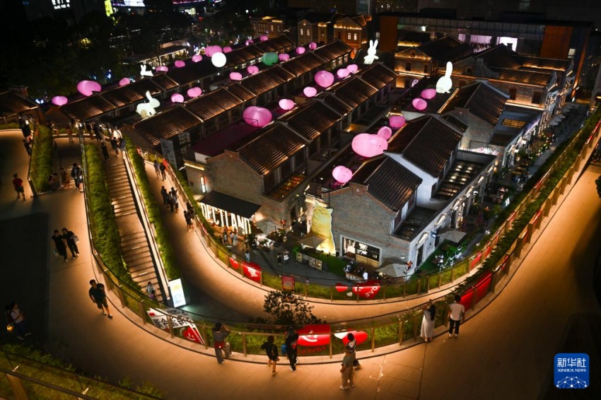 10월 6일 상하이시 훙커우(虹口)구 빈강(濱港) 상업센터 지붕에 설치된 등불을 감상하는 시민들