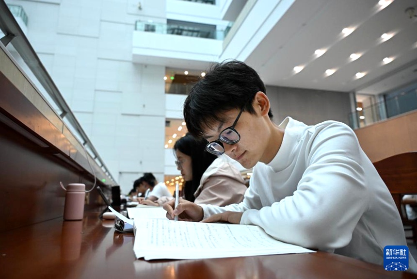 멍청은 칭다오농업대학교 도서관에서 공부 중이다. [10월 11일 촬영/사진 출처: 신화사]