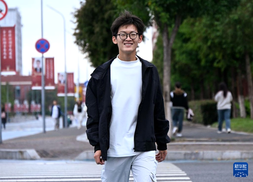 멍청은 교내를 거닌다. [10월 11일 촬영/사진 출처: 신화사]