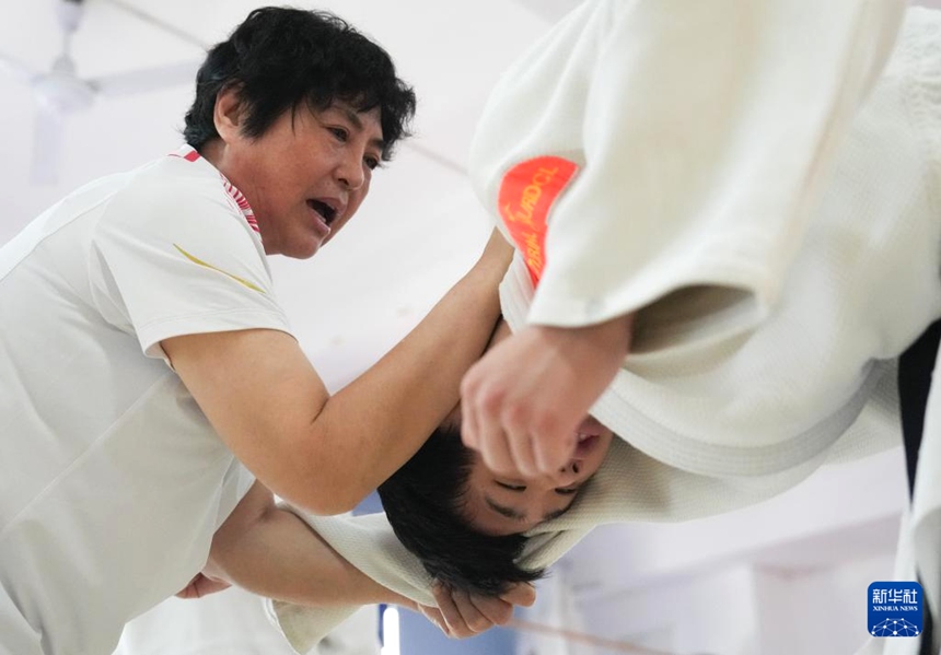 리웨화 코치가 선수들의 훈련을 지도한다. [10월 9일 촬영/사진 출처: 신화사]