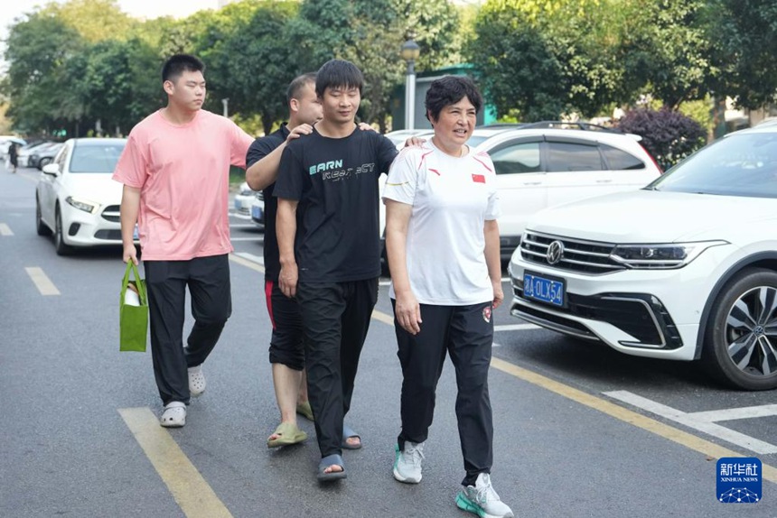 훈련 후 리웨화 코치는 몇몇 시각장애인 유도 선수들을 기숙사까지 데려다 준다. [10월 9일 촬영/사진 출처: 신화사]